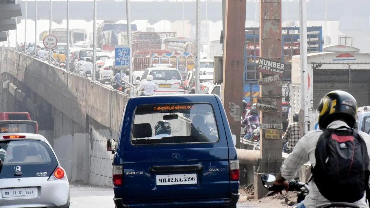 No let up in traffic jams on the Western Express Highway. This picture was clicked on Western Express Highway near Gundavli Metro station, on Monday. Pics/Sameer Markande
