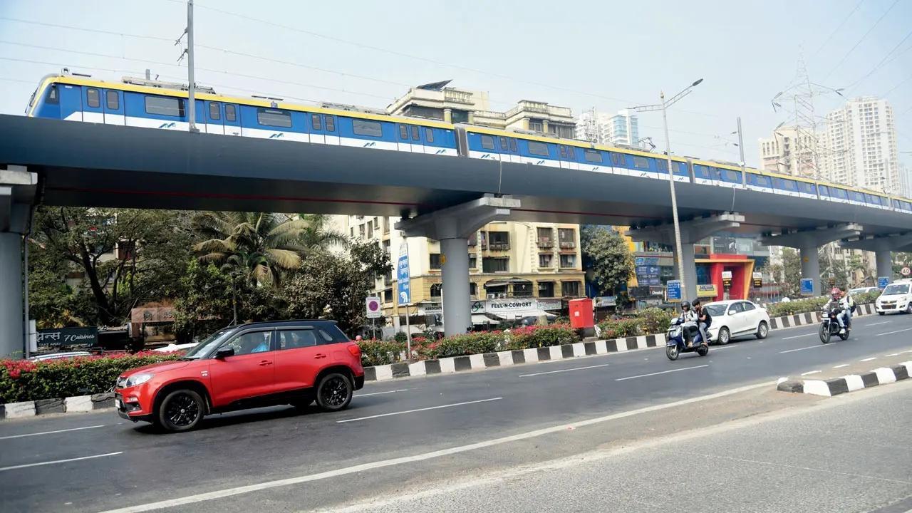 There were comparatively less vehicles on Western Express Highway near Magathane Metro station, Borivli on Monday, but cops and commuters said there has not been much of a change in the traffic movement on the highway. Pic/Sameer Markande