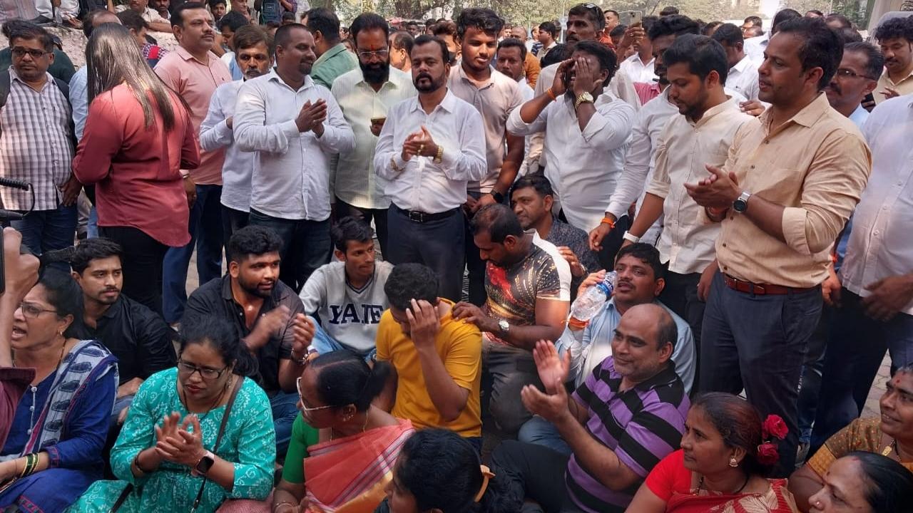 Former Maharashtra minister Anil Parab, who part of the Uddhav Thackeray camp of Shiv Sena, also visited the spot amid sloganeering by the Sena party workers. The protesting workers raised slogans against the government led by Eknath Shinde's Balasahebanchi Sena and the Bharatiya Janata Party (BJP).