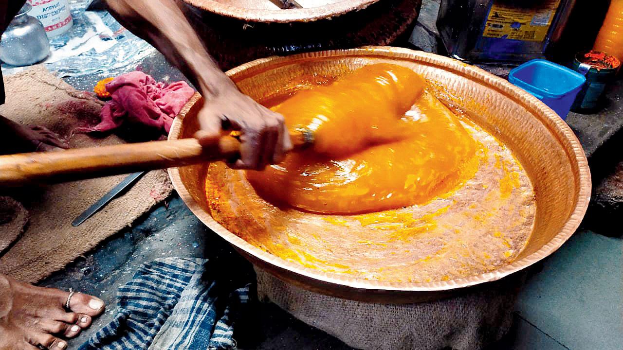 The making of Mahim halwa at Joshi Budhakaka Mahim Halvawala