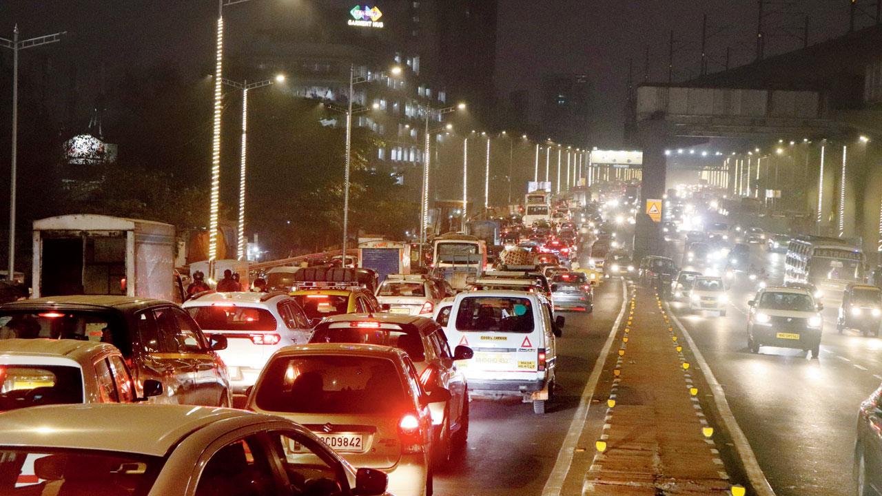 Slow-moving traffic on Jogeshwari bridge on Thursday evening. Pic/Anurag Ahire