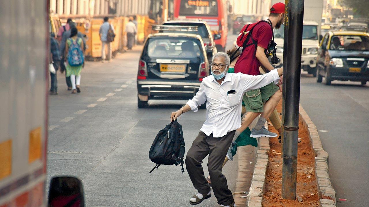 Mumbai: New Churchgate dividers divide civic officials, pedestrians