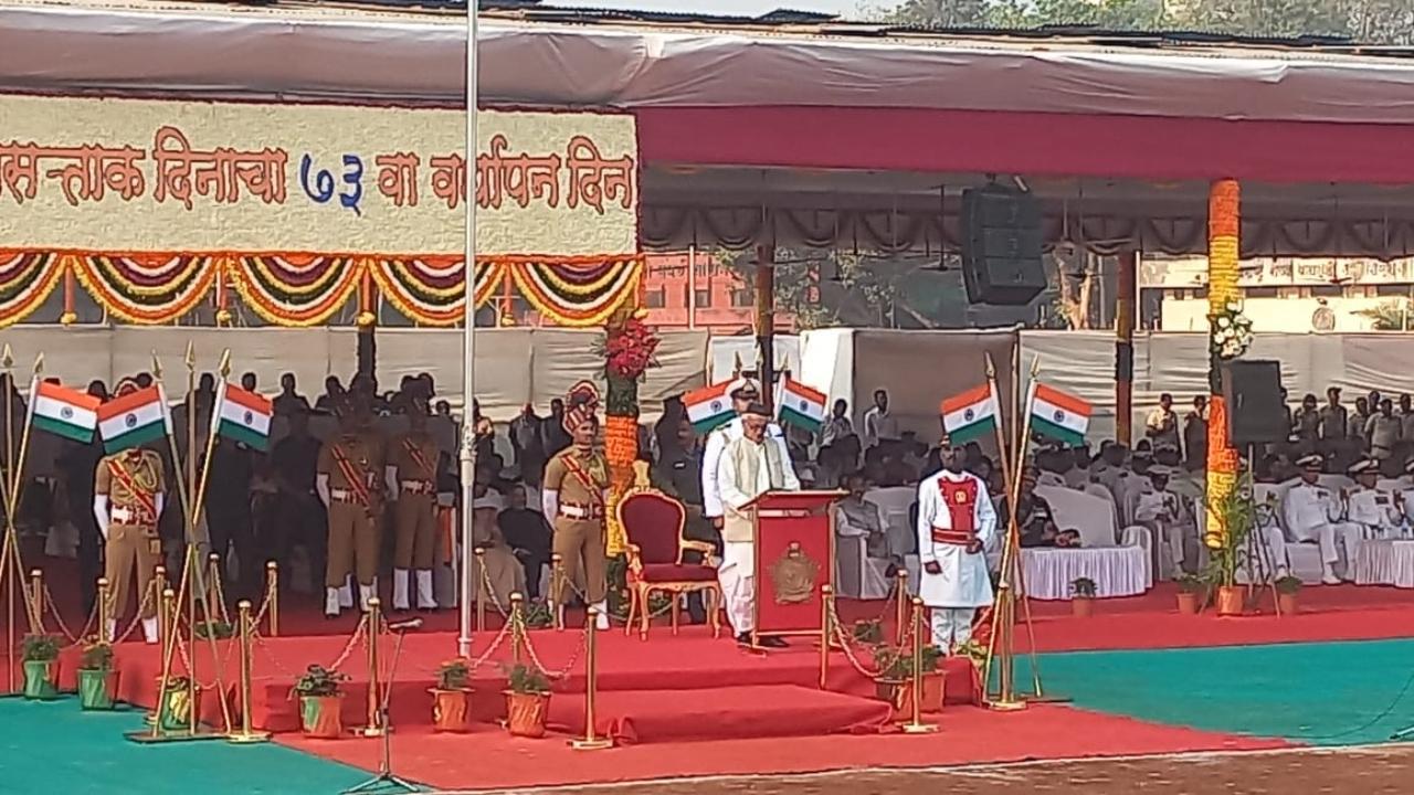 Governor Bhagat Singh Koshyari unfurls the national flag at Chhatrapati Shivaji Maharaj Maidan, Pic/Sameer Abedi
