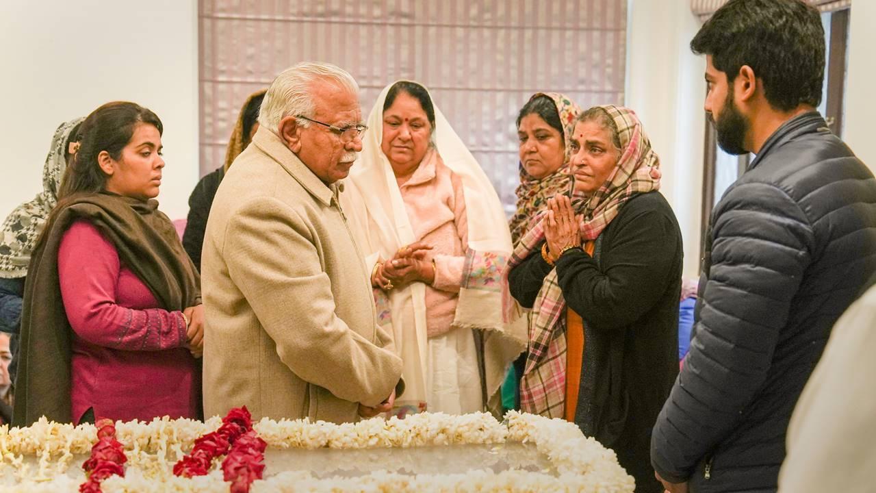 Haryana Chief Minister Manohar Lal offers condolences to Rekha Yadav, wife of Sharad Yadav. Yadav was suffering from a kidney ailment for a long time and was on dialysis