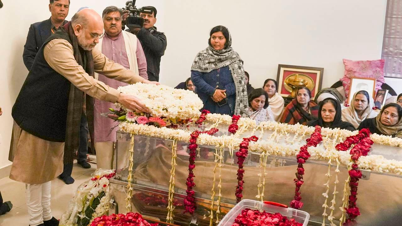 Union Home Minister Amit Shah pays floral tributes to the mortal remains of former union minister Sharad Yadav, at Chhatarpur in New Delhi on Friday