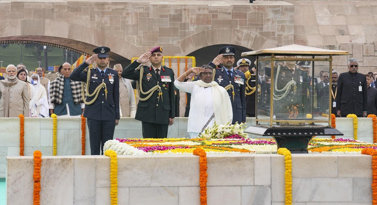 President Droupadi Murmu pays tribute to Mahatma Gandhi at Raj Ghat. Pic/PTI