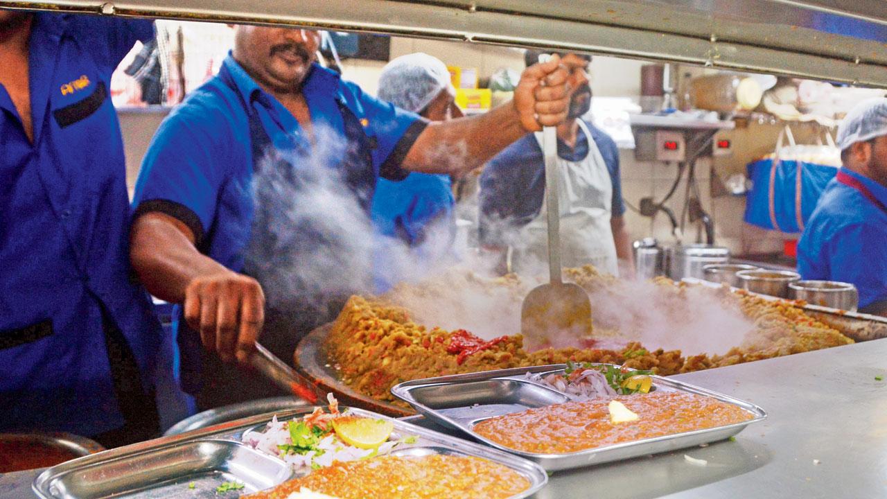 On an average, Amar sells 600 plates of pav bhajis every day. The number goes up to 1,000 on festivals. Pic/Satej Shinde