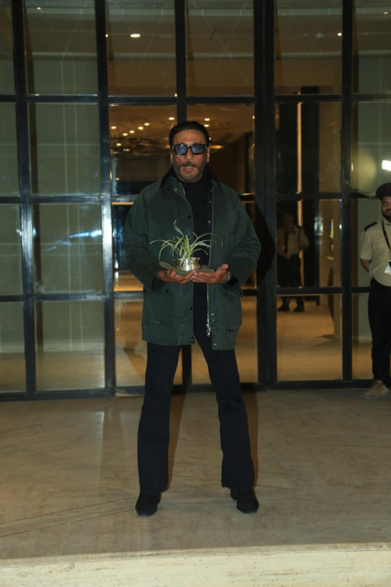 Jackie Shroff also attended the birthday in his style. He also carried a pant with him