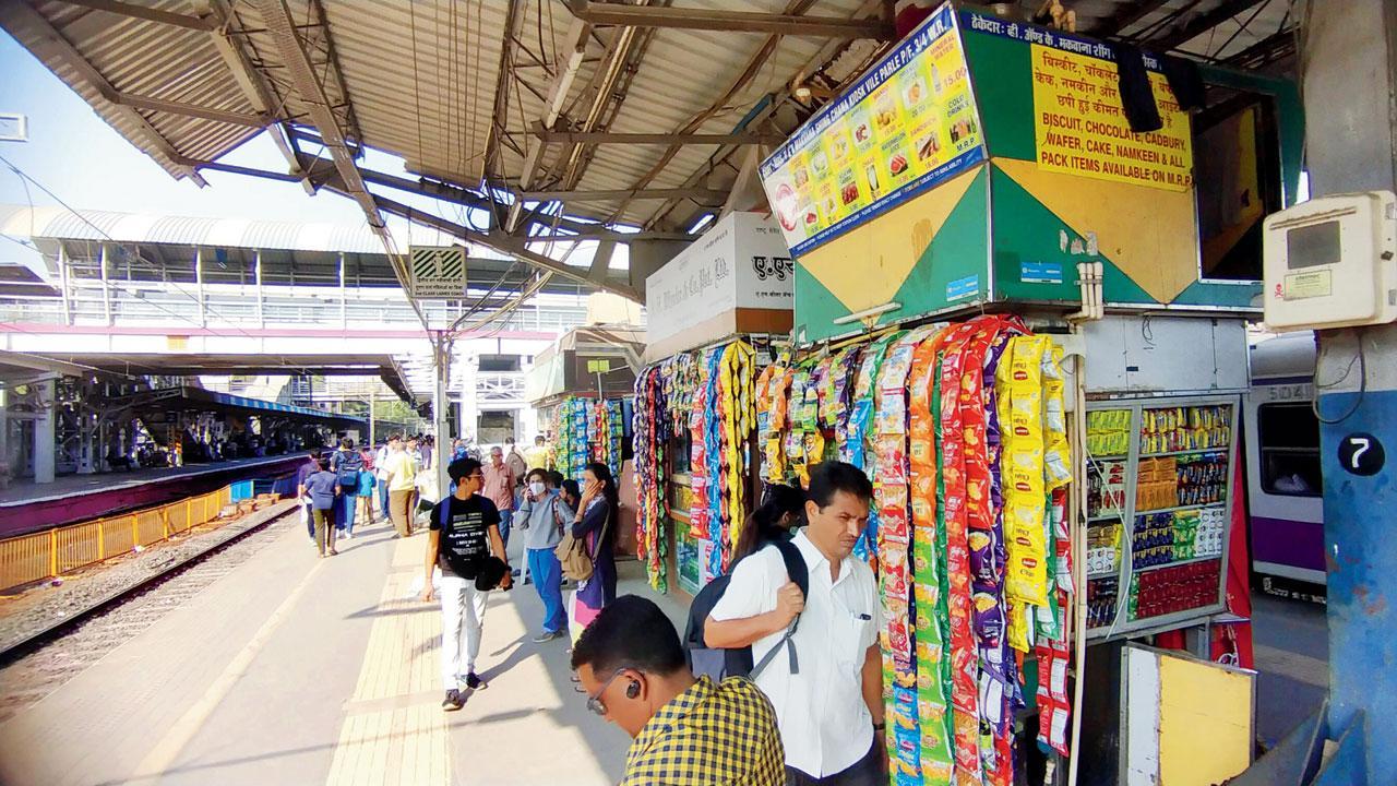 Mumbai: Commuters at Vile Parle complain about platforms being congested with stalls, unused rooms