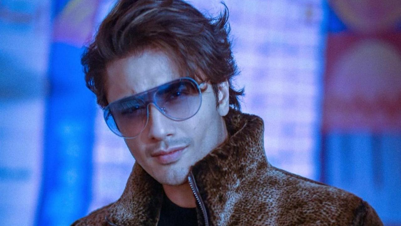 Whacky Wednesday: Ali Zafar reacts to student writing lyrics of his song 'Jhoom' in physics paper