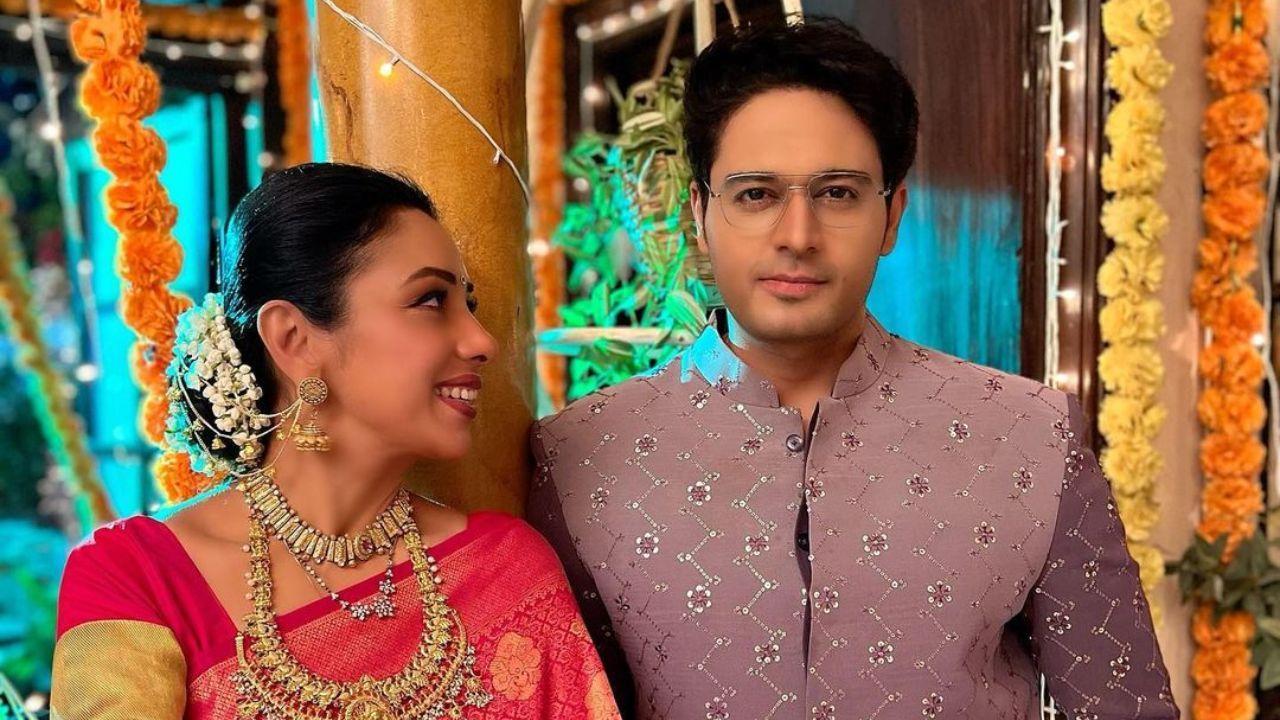 Anupamaa Update: Dheeraj and Devika become successful in rekindling the lost romance between Anuj and Anupamaa, Toshu gets beaten by goons for forging property papers
