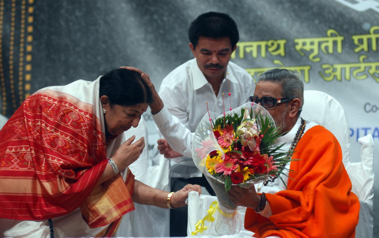 Bal Thackeray was present at the award ceremony for the 70th death anniversary of master Dinanath Mangeshkar, father of Lata Mangeshkar at Shanmukhandan hall, Matunga. Pic/Ashish Rane