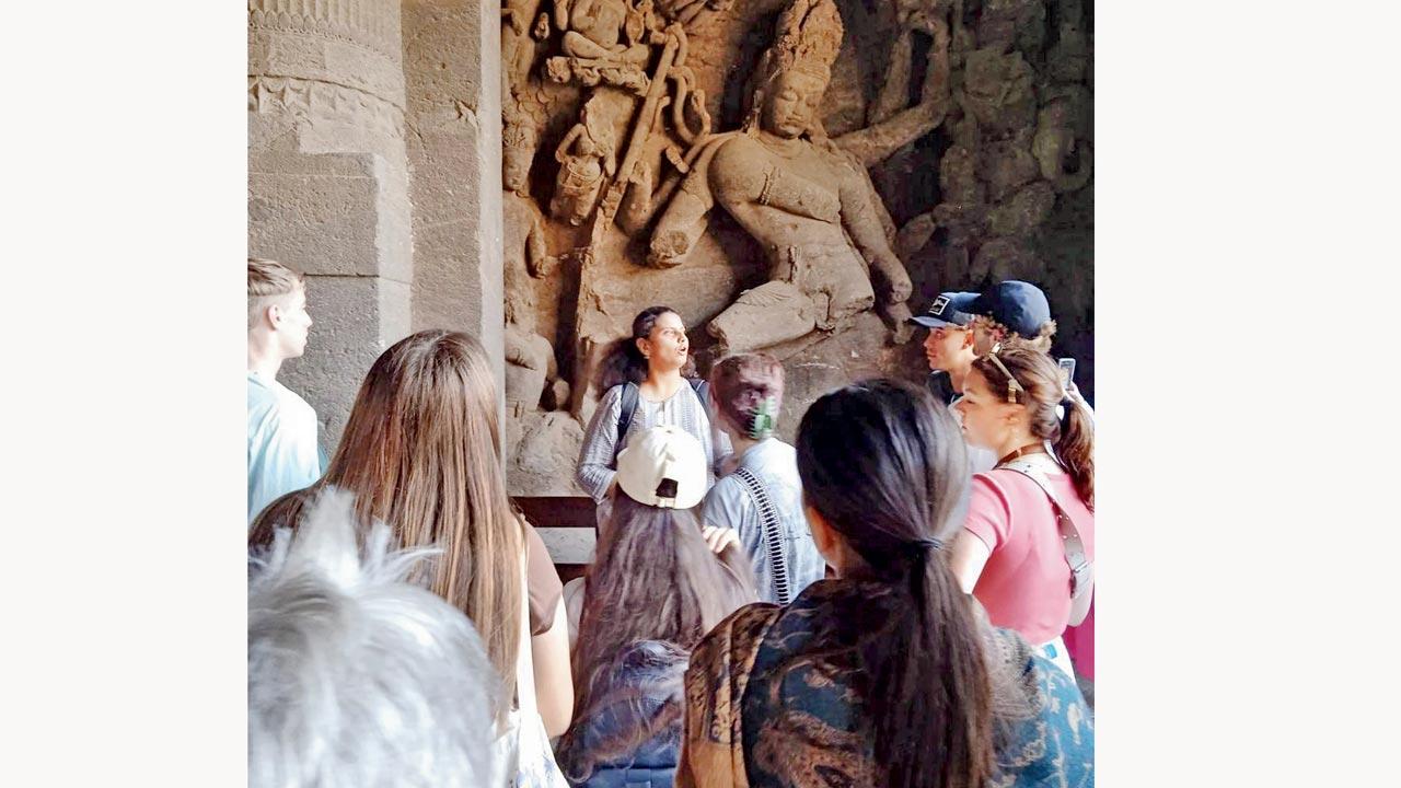 Joshi hosts students at Elephanta Caves