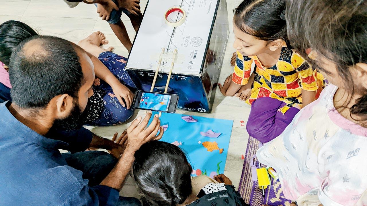 Antony conducts an animation workshop with Govandi kids. Pics Courtesy/ Community Design Agency