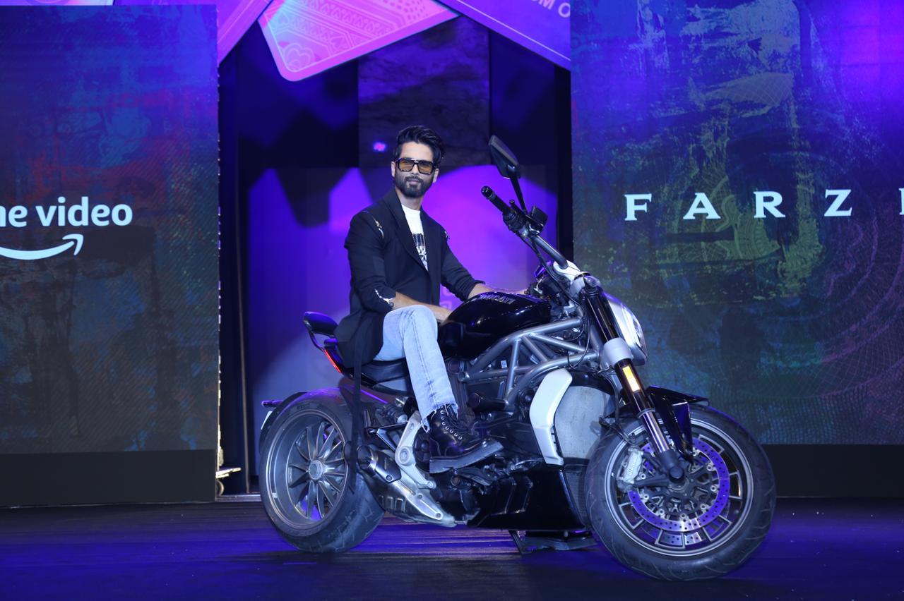 Shahid Kapoor made a cool entry on a bike for the trailer launch event. He looked suave in a sleek black coat, a white printed t-shirt and blue denims