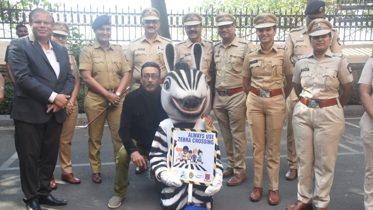 Jackie Shroff while inaugrating the Road Saftey Week on Wenesday. Pics/ Sameer Markande