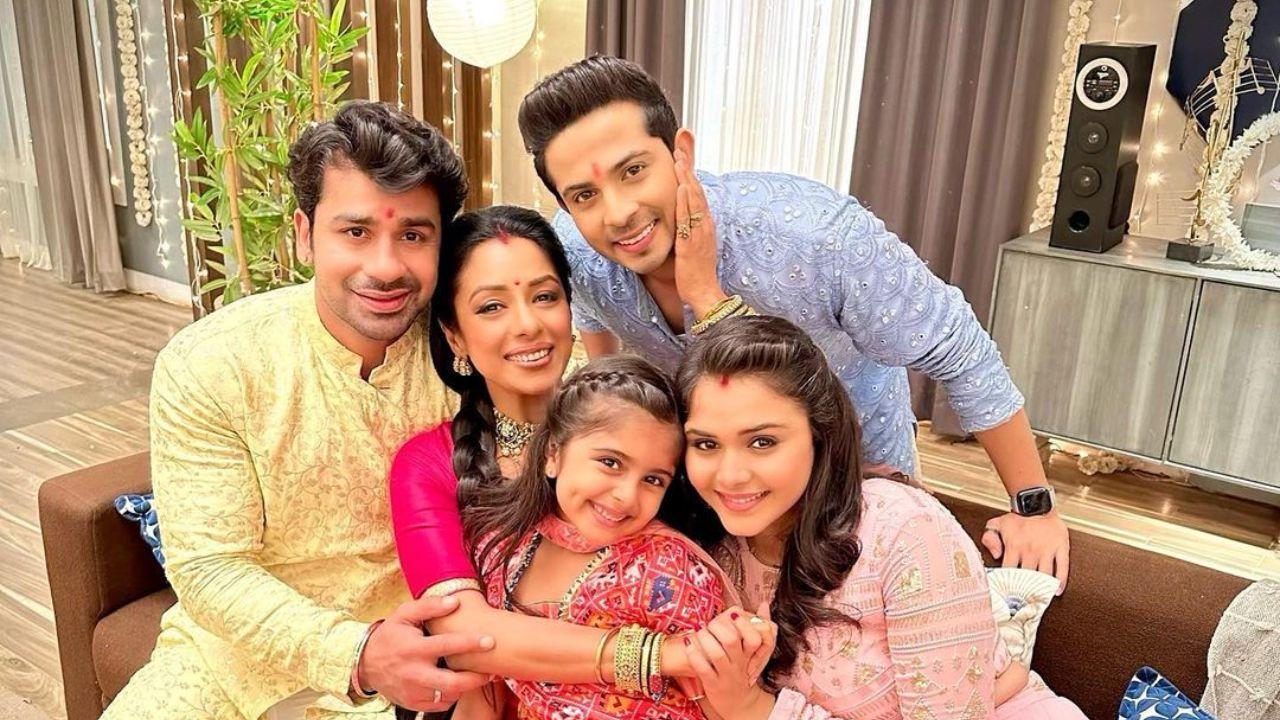 Anupamaa Update: Devika and Dheeraj pep up Anupamaa to pacify Anuj, Toshu steals money from the cupboard
