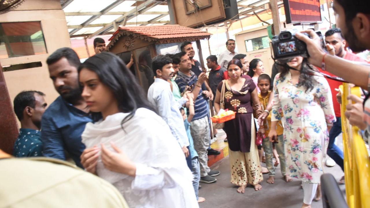 Back from Dubai, Nysa Devgn joins mom Kajol for a Siddhivinayak Temple visit