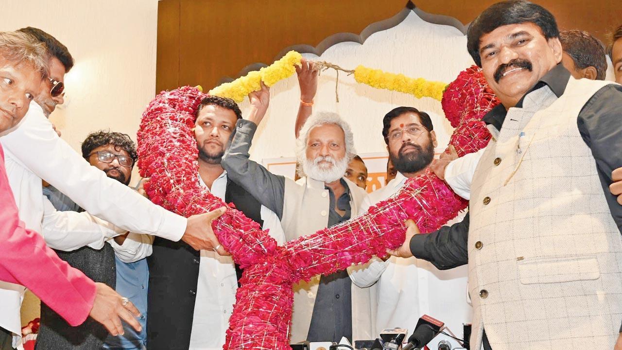 Eknath Shinde ties up with PRP leader Jogendra Kawade