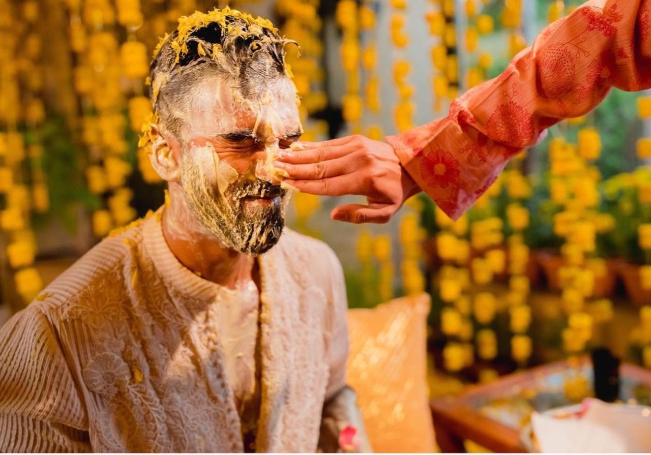 KL Rahul was covered in haldi. He opted for a patel kurta for the ceremony