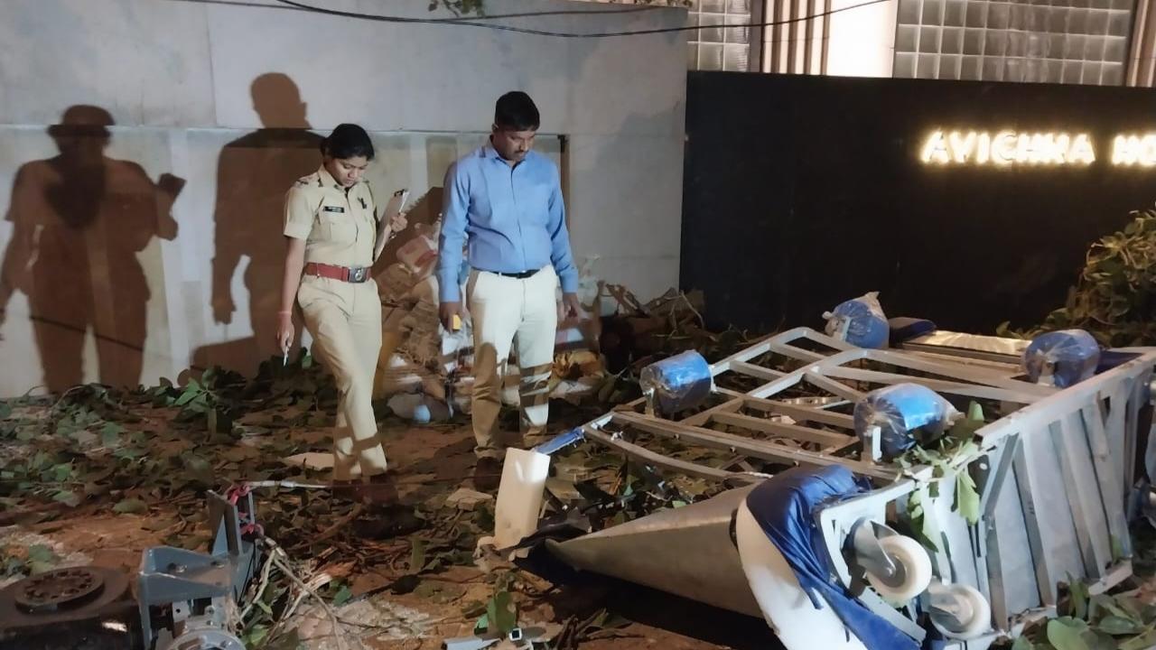 Police officials inspect the spot after the incident. Pics/ Ashish Raje