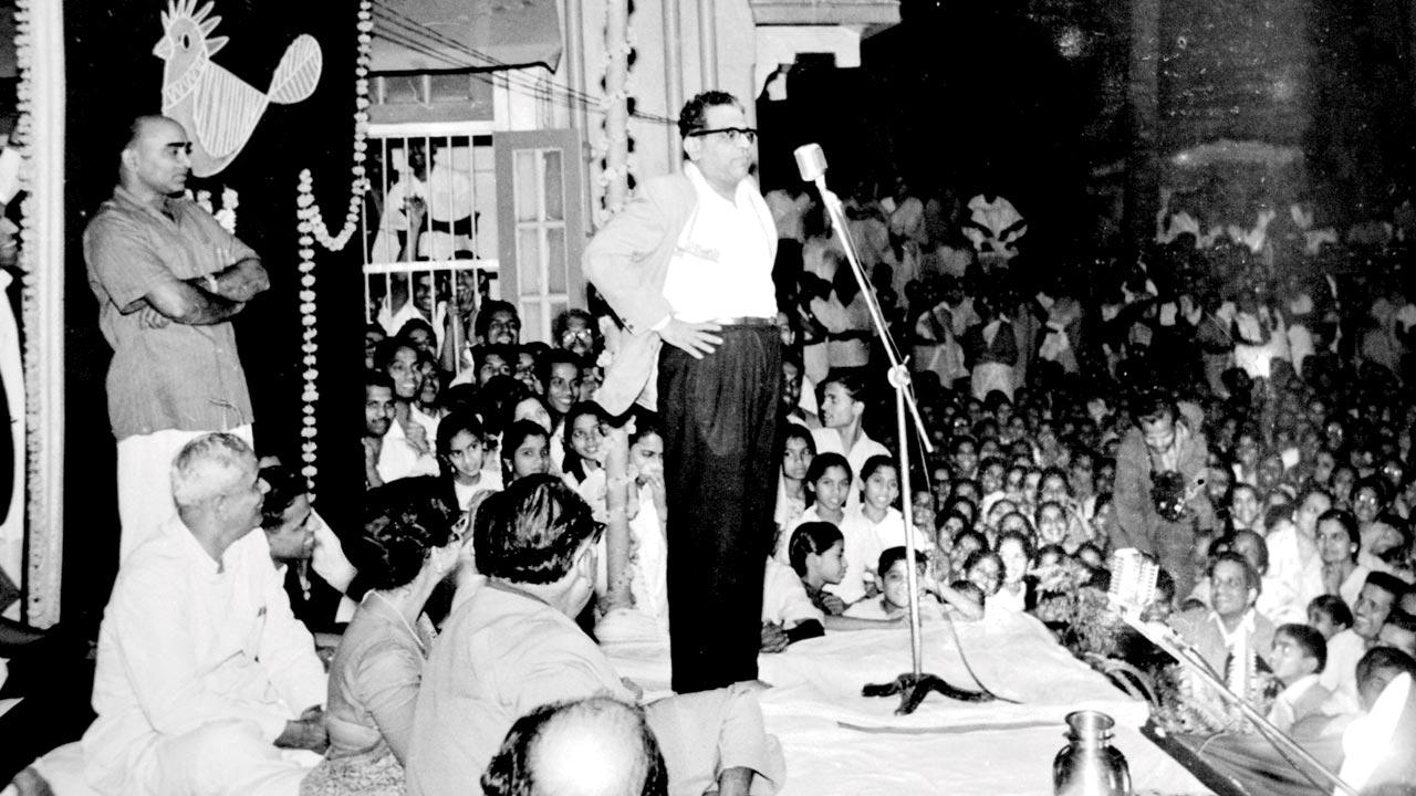PL Deshpande during an event organised by the Vile Parle Music Circle at Tilak Mandir, where he was felicitated for becoming president of the Nanded Natya Sanmelan. Pic Courtesy/Jayant Deshpande