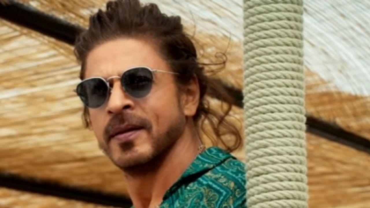 Shah Rukh Khan gives hilarious reply to fan waiting outside Mannat to catch a glimpse of superstar