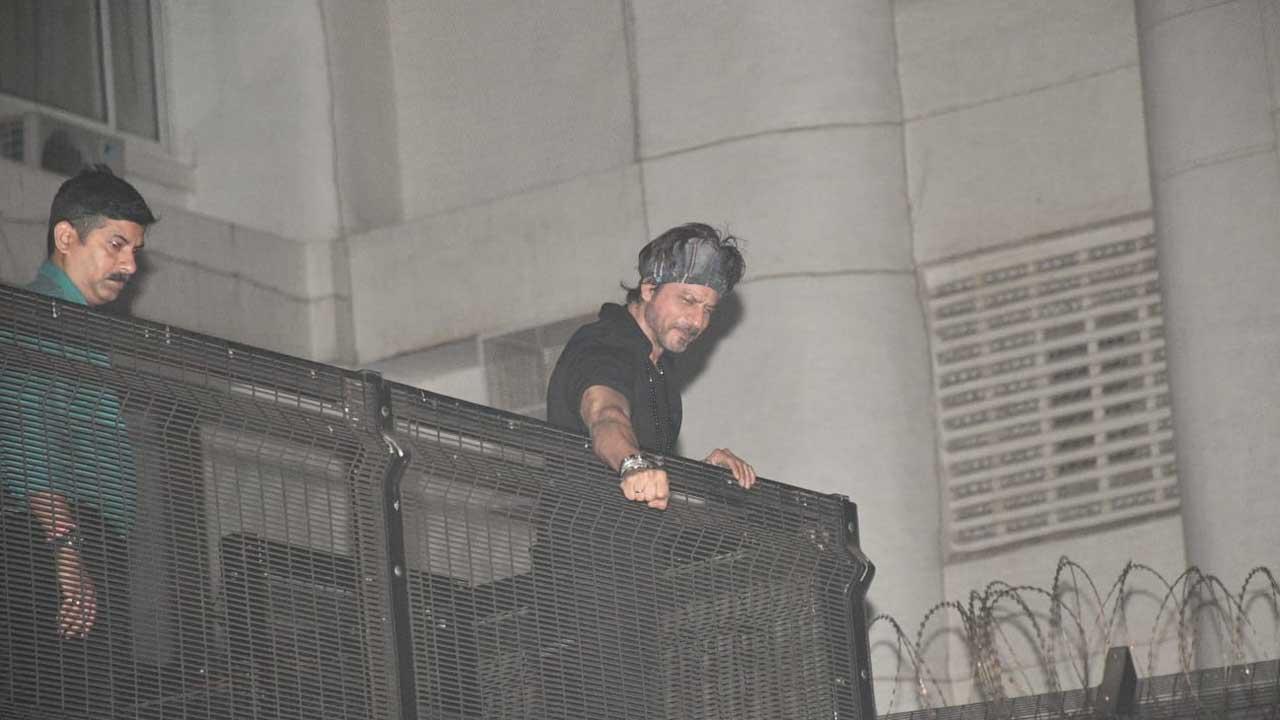 After Pathaan’s success at the box-office, Shah Rukh Khan on Sunday greeted his fans who had gathered outside his residence Mannat. The Pathaan actor stood on the balcony and waved at his fans who cheered for him.