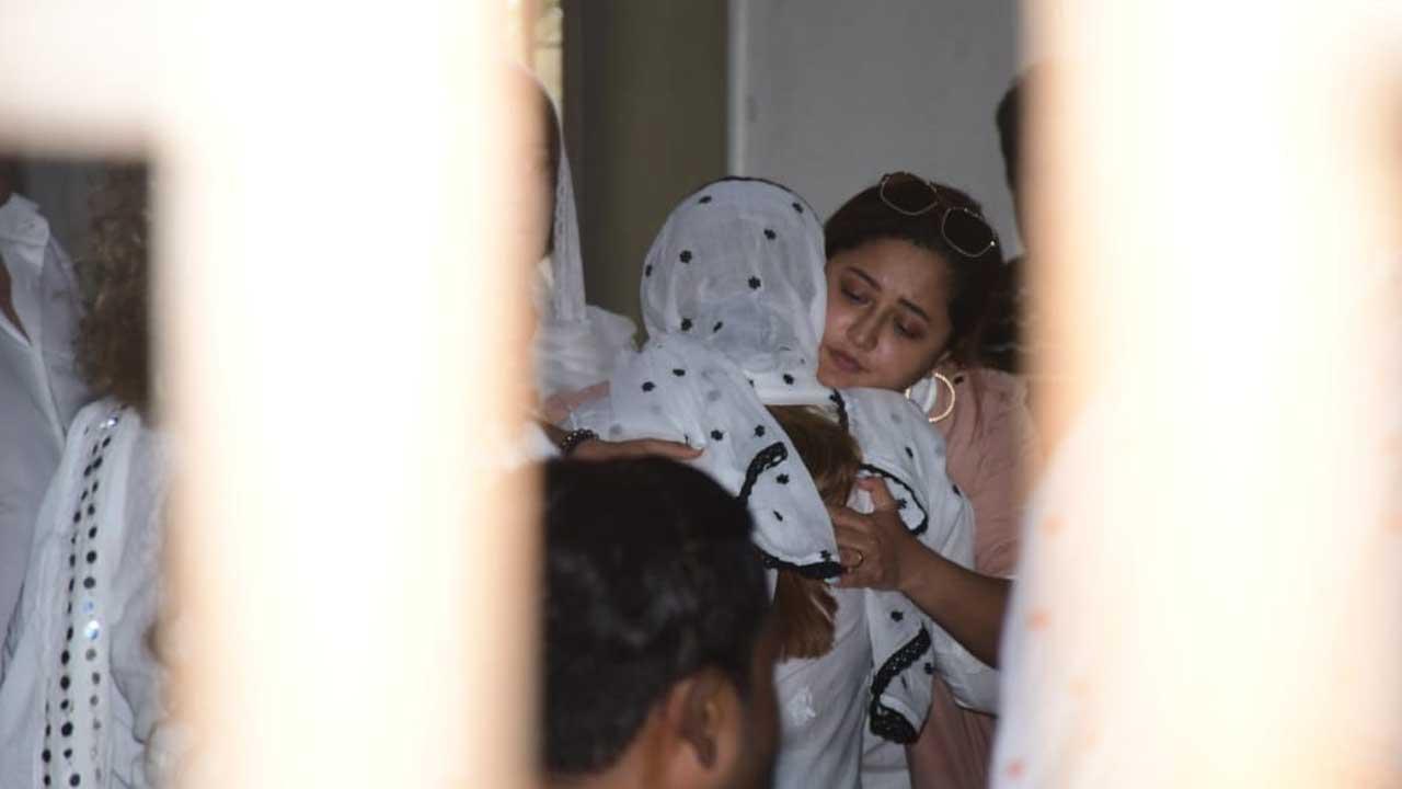 Rashami was spotted sharing a warm embrace and consoling her friend Rakhi at the funeral. During her stint in 'Bigg Boss', Rakhi revealed that she was doing the show to cover her mother's medical expenses. After her revelation in 2021, Salman Khan's brother Sohail Khan also extended financial help to her to cover the hospital bills.