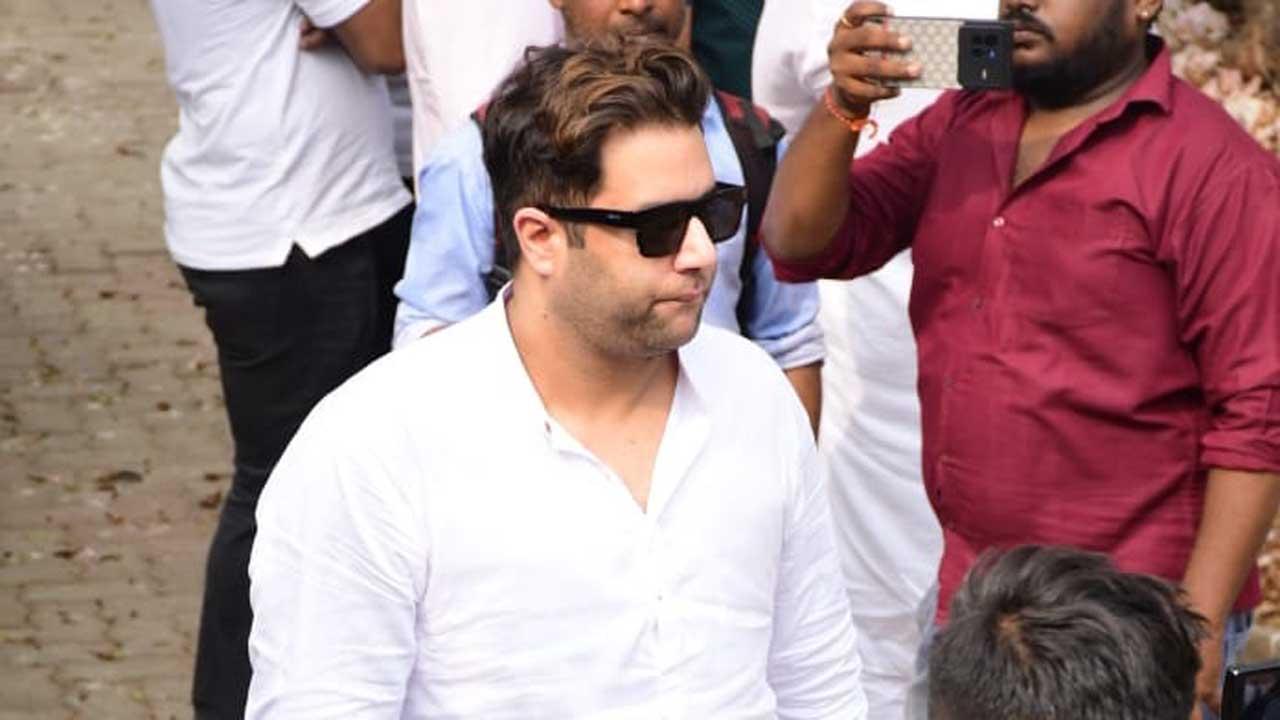 Rajiv Adatia who was also part of Bigg Boss attended the funeral. Rajiv had entered Bigg Boss 15 as a wildcard contestant and he and Rakhi had shared some hilarious moments.
