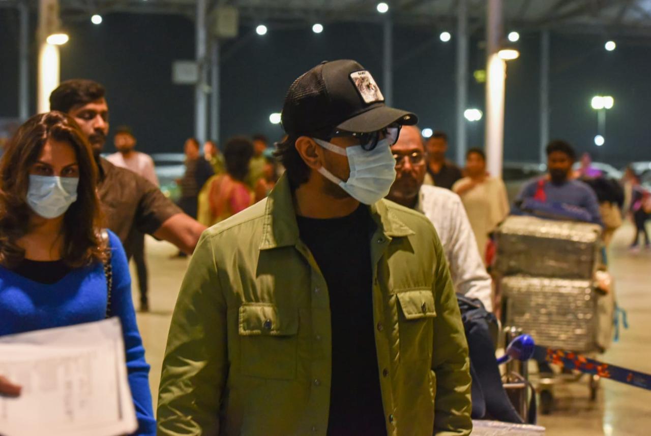 For their journey, Ram Charan opted for an olive green jacket worn over a black t-shirt. He was also seen wearing a cap and a face mask. Upasana on the other hand was glowing in a blue full-sleeved t-shirt and also wore a mask