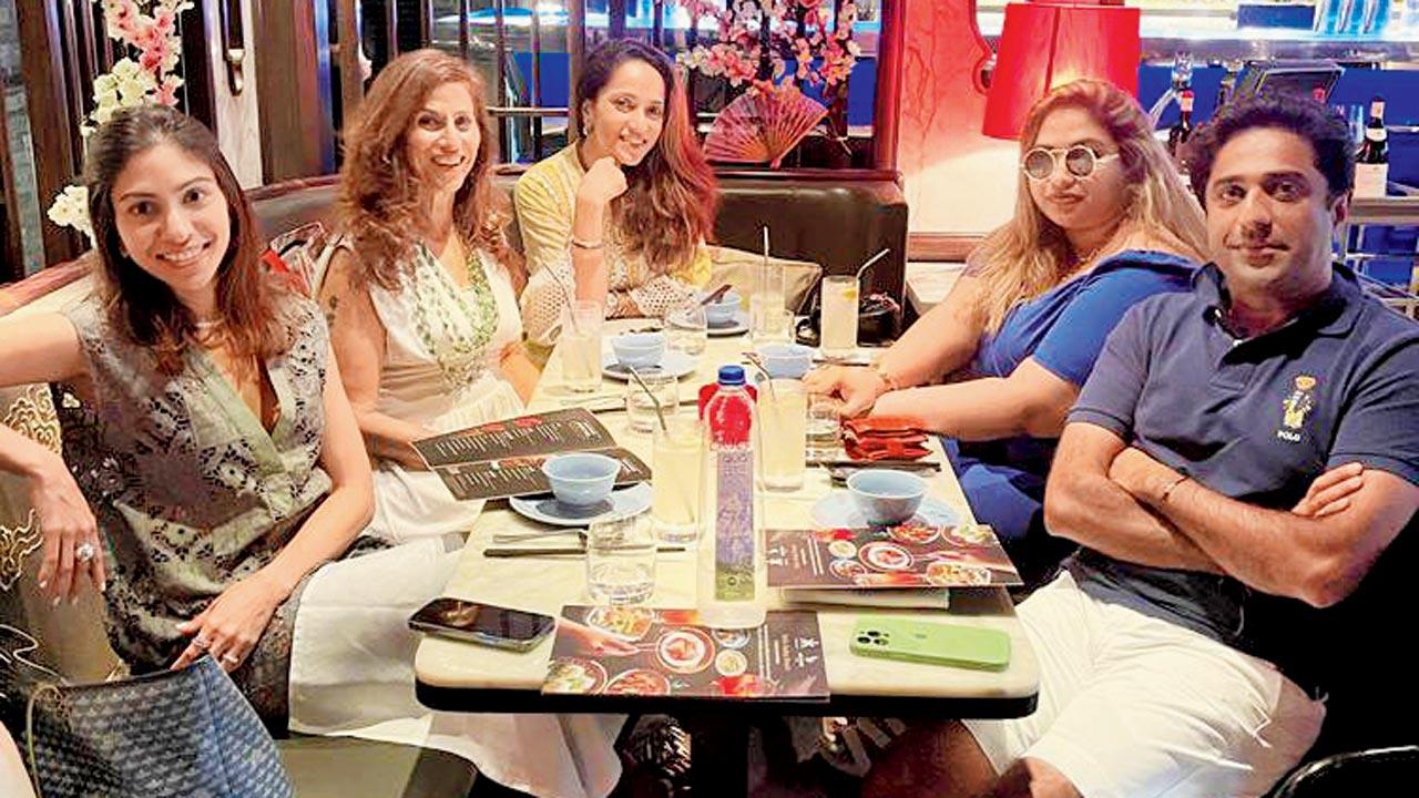 Dé with her children Aditya, Anandita, Avantikka and Arundhati. “The Brood functions as a collective. It’s a tumultuous, fraught equation given how opinionated and outspoken all of us are. We are one another’s gurus, therapists, counsellors, sounding boards, anti-depressants and occasionally double up as cans of Red Bull,” she shares in the book