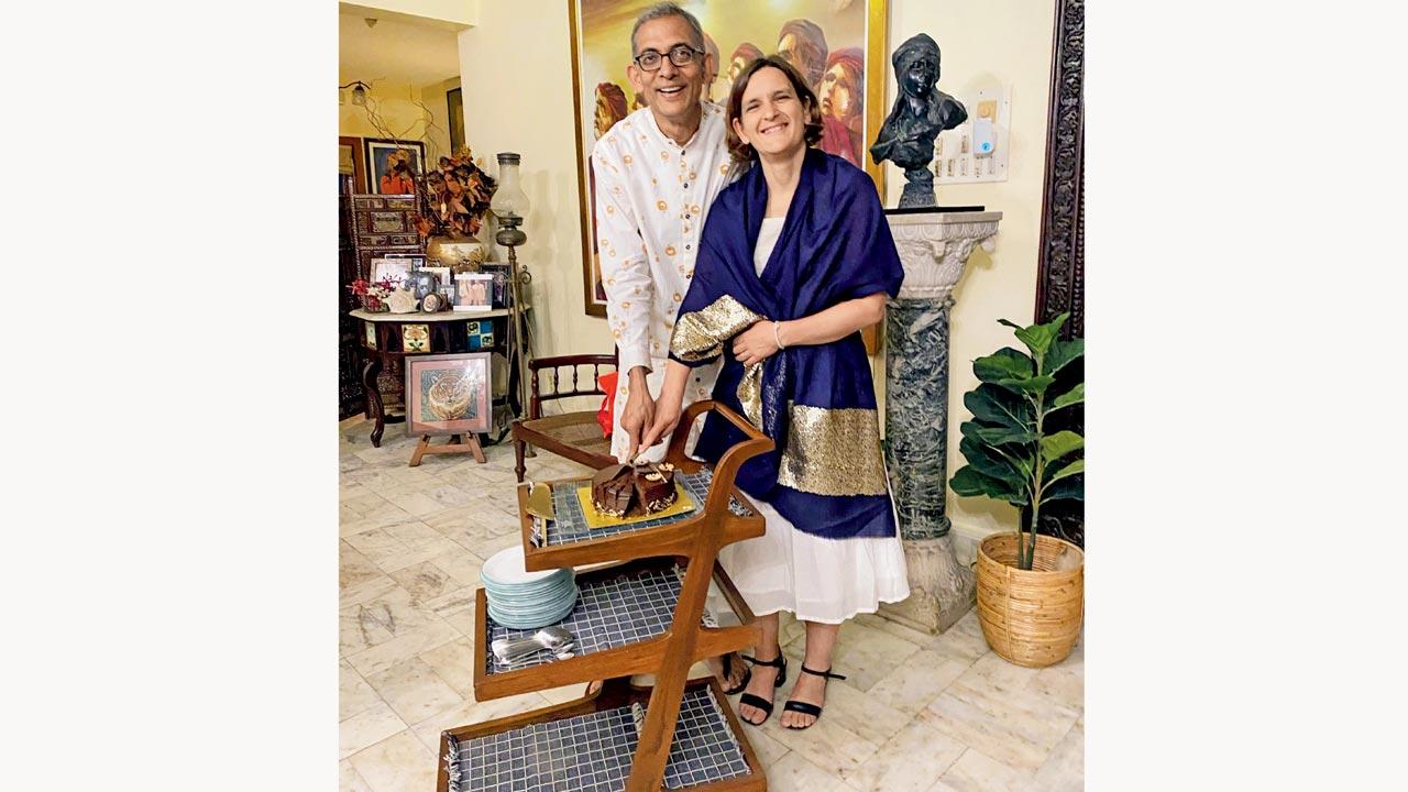 Nobel Laureates Abhijit Banerjee and Esther Duflo cut a cake during a dinner hosted by Dé and her husband Dilip at their Mumbai home last year