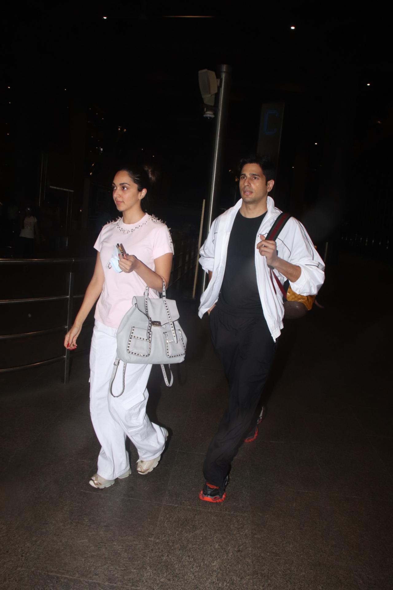 Kiara and Sidharth were spotted at the Mumbai airport at the wee hours on Tuesday morning as they made their way back from Dubai. The couple had visited the Middle-East country to ring in the New Year