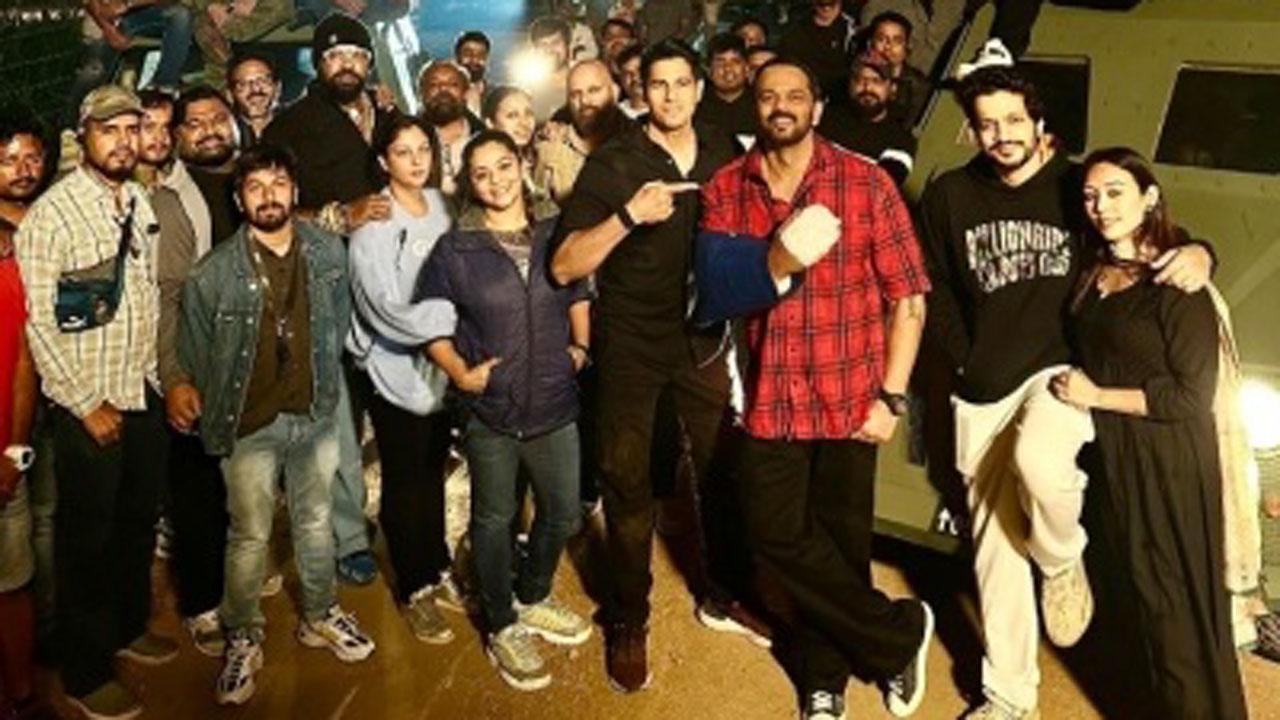 Sidharth Malhotra has posted a video of filmmaker Rohit Shetty on Instagram with his right hand completely bandaged. Sidharth will be seen playing the lead role in Rohit's upcoming series 'Indian Police Force.' Read full story here
 