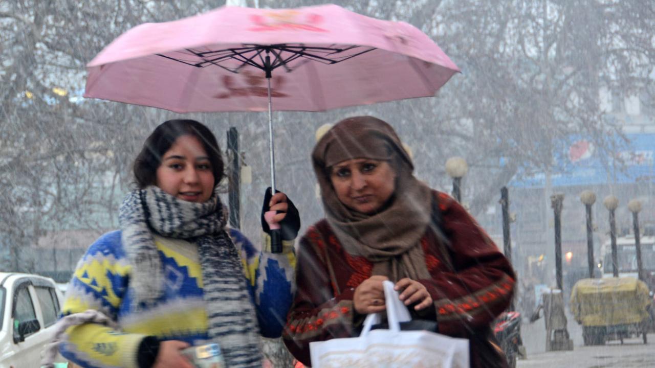 'Chilla-i-Kalan' begins on December 21 and ends on January 30. The cold wave continues even after that with a 20-day-long 'Chilla-i-Khurd' (small cold) and a 10-day-long 'Chilla-i-Bachha' (baby cold) following it Pic/Pallav Paliwal