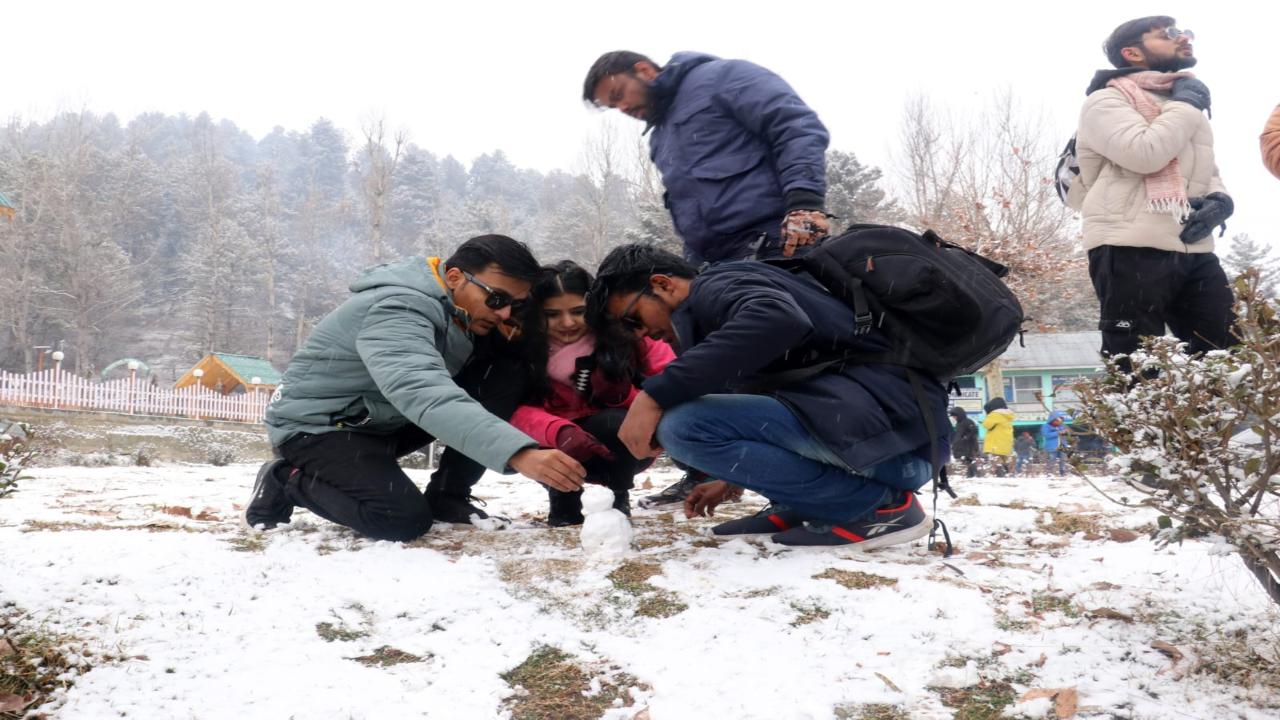 The tourist resort town of Pahalgam in south Kashmir, which also houses the revered Amarnath Yatra cave registered a low of minus 8.6 degrees Celsius -- up from minus 9.2 degrees Pic/Pallav Paliwal