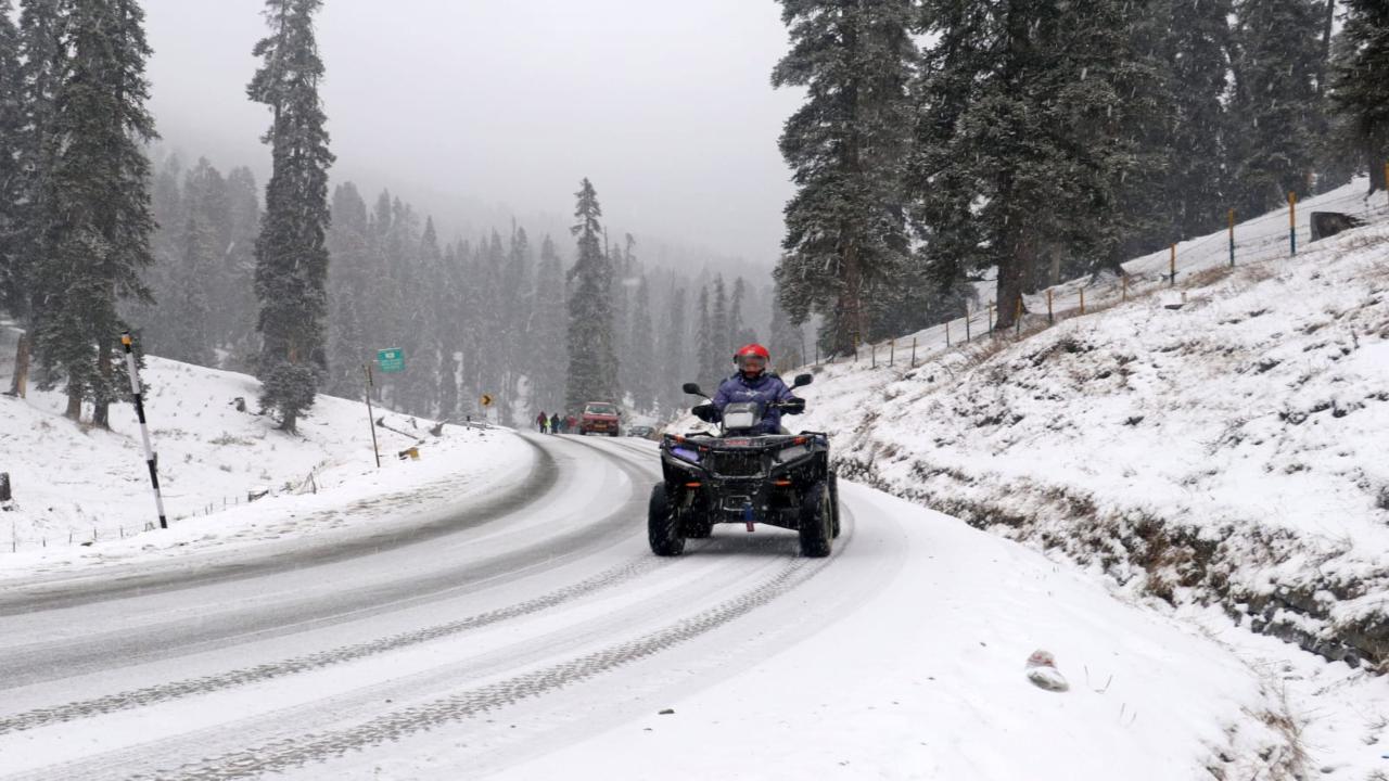 The valley braces up for another wet weather spell for a few days from Saturday, an official of the Jammu and Kashmir Meteorological department said Pic/Pallav Paliwal