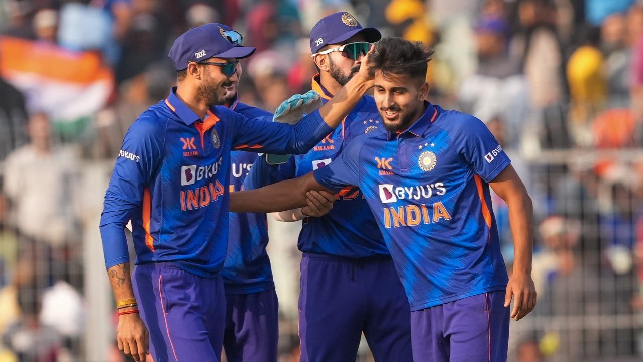 India bowl out Sri Lanka for 215