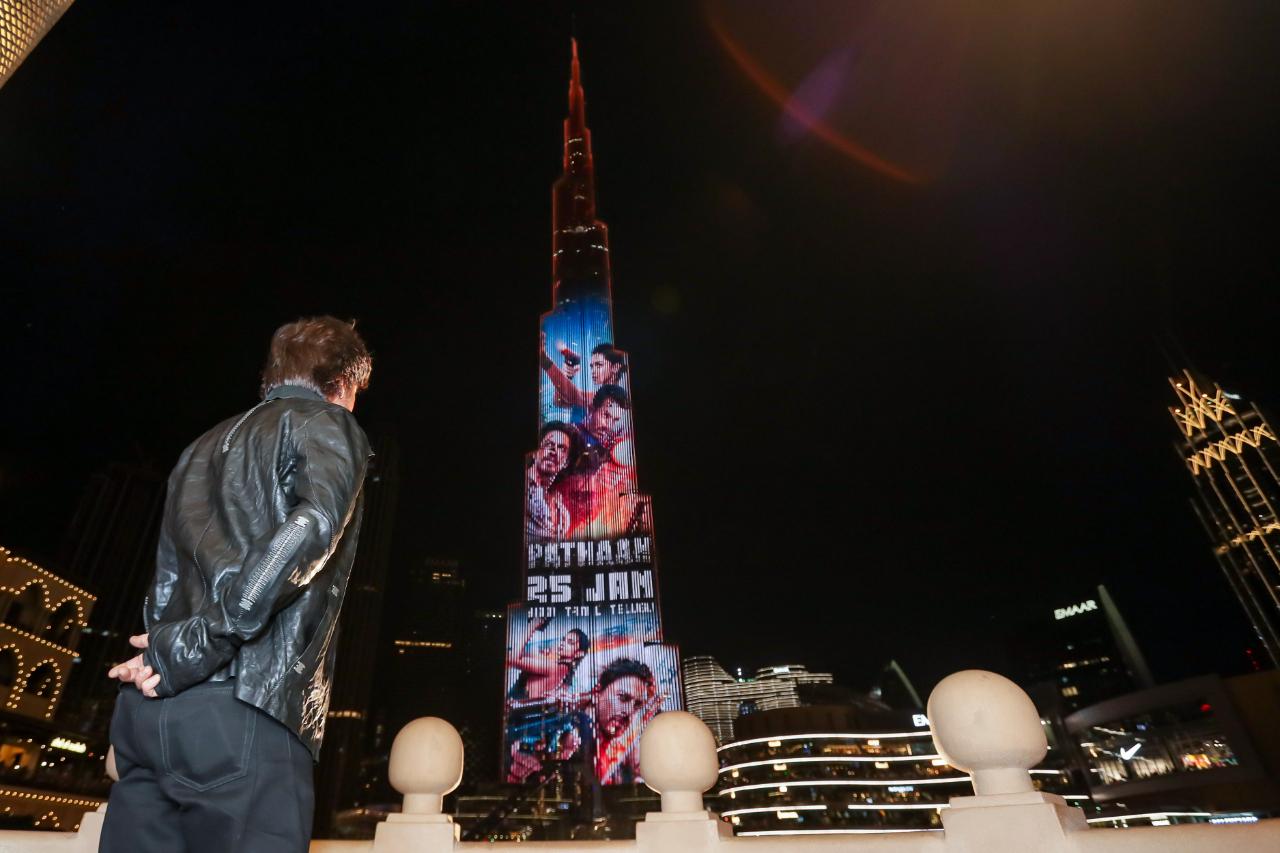 Shah Rukh Khan looks at the trailer playing on the tallest building in the world, 10 days ahead of the release of the film. The actor opted for an all-black look and looked handsome as ever at the event