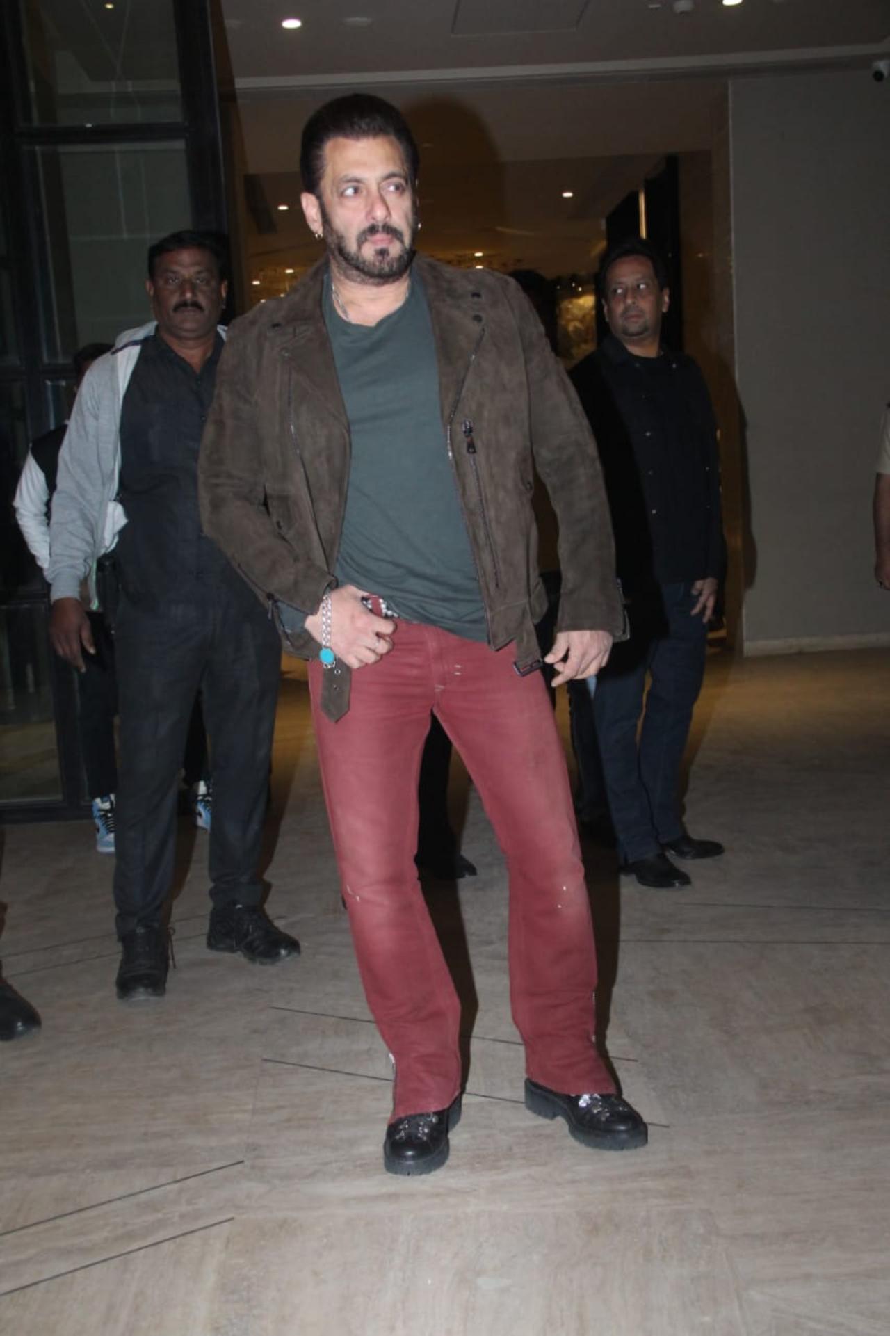 ‘Kisi Ka Bhai Kisi Ki Jaan’ actor Salman Khan arrived in style to wish the filmmaker on his birthday.Salman wore a black T-shirt, red-toned pants and a brown jacket