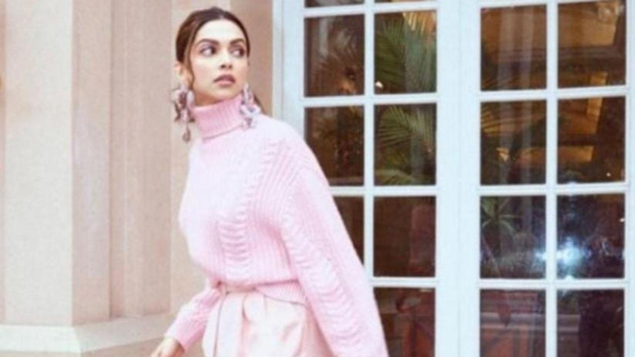 Deepika Padukone
When it comes to making a statement, Deepika doesn't like to leave any stone unturned. For this monochrome look, Deepika wore a baby pink knit sweater and light pink trousers from Emilia Wickstead. She also wore pink tie-up heels and added a pair of chunky earrings. Keeping her makeup subtle, she went for a messy ponytail.
