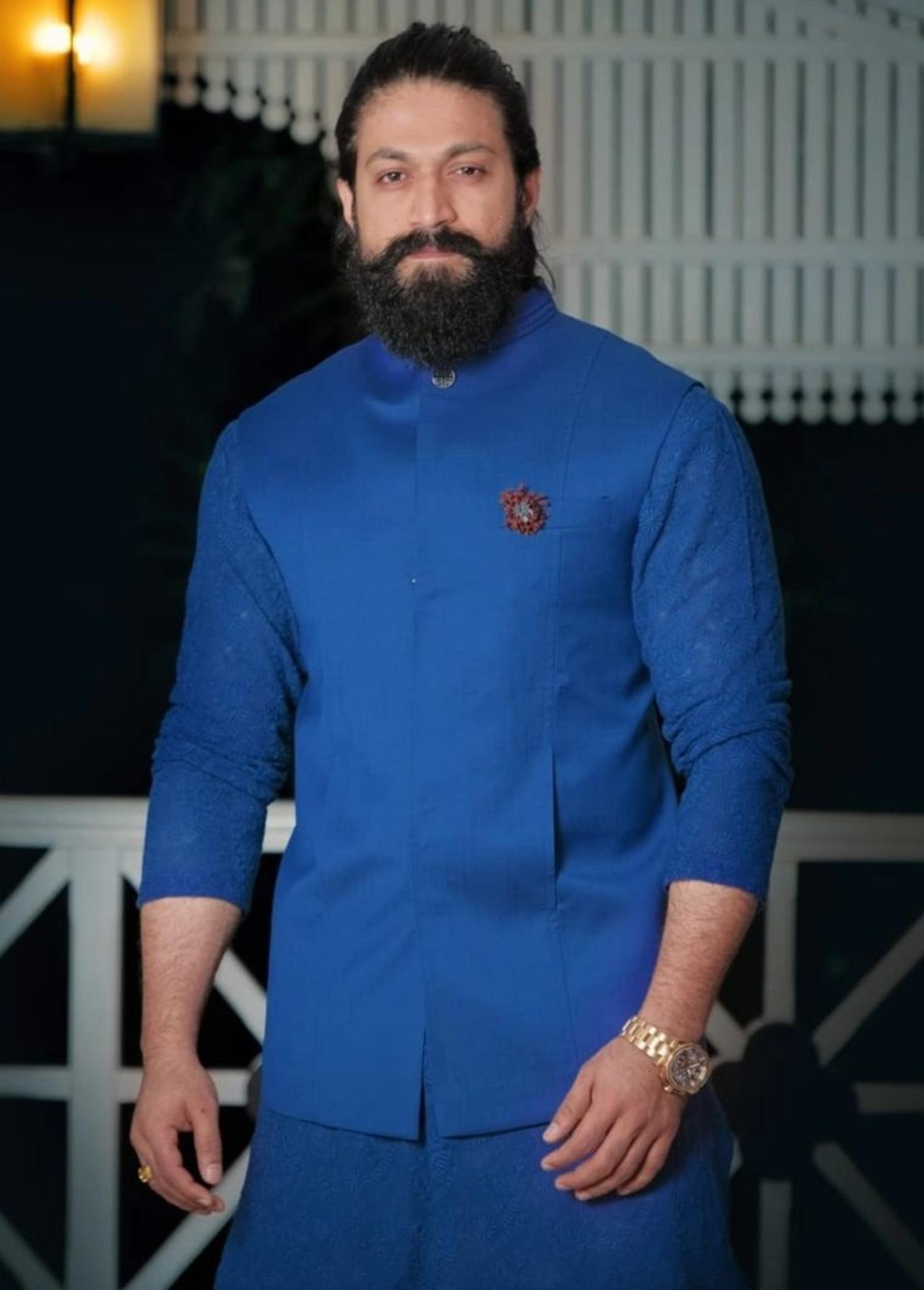 Takes our blues away in his blue ethnic outfit, Yash showed yet another side to his versatile fashion sense. Donning a blue kurta with a matching waistcoat, the 'Gajakesari' actor lit up the frame in this simple yet suave look