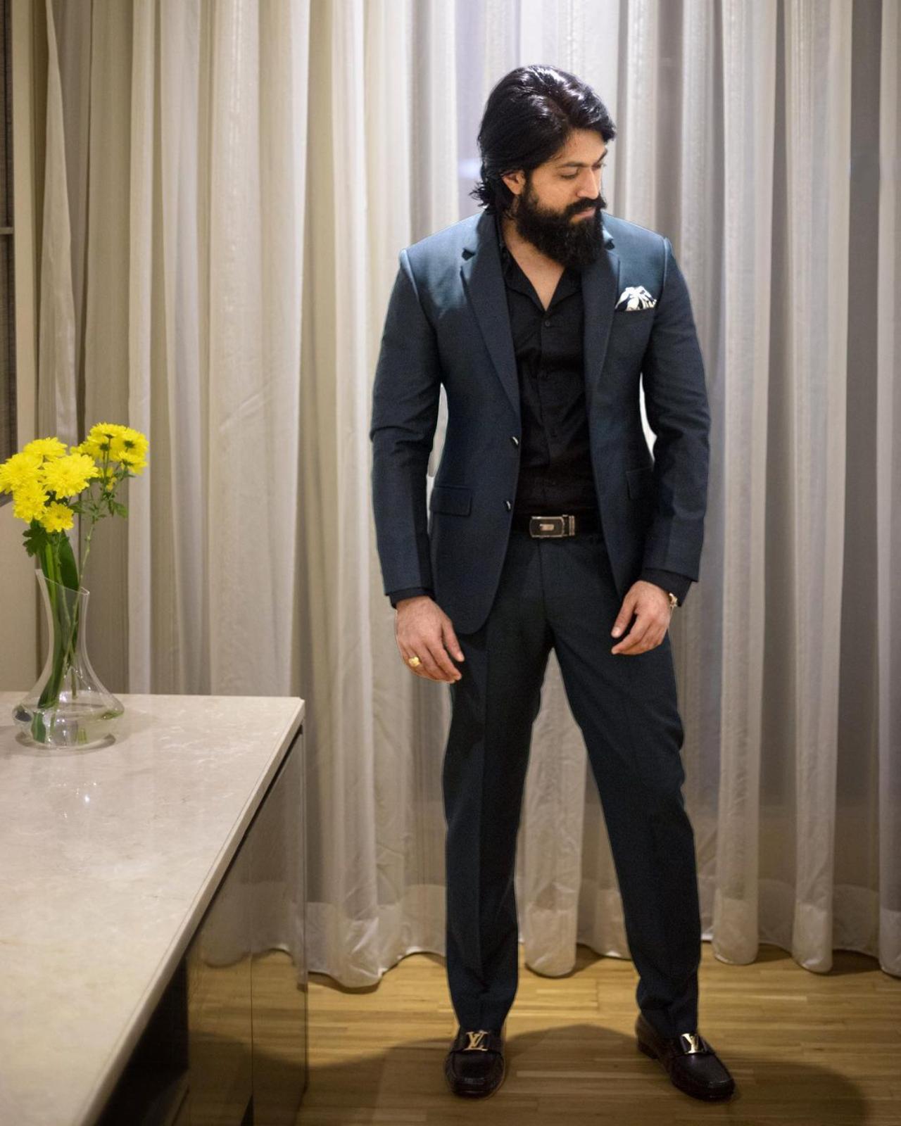The 'Raja Huli' actor appeared nothing short of dapper in this grey-blue tuxedo paired with a black shirt. The little pops of gold glimmering from his belt, shoes and the rings on his fingers complete his classic superstar look