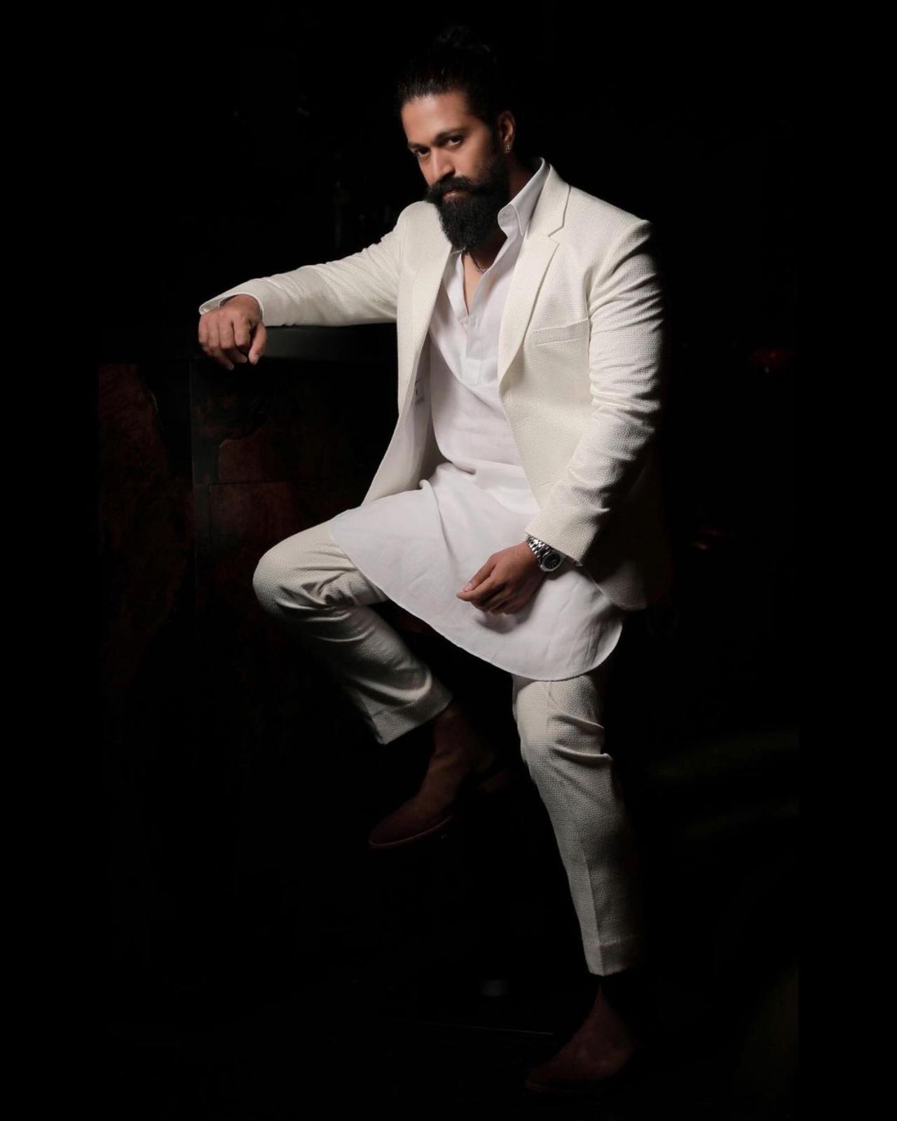 The 'K.G.F.: Chapter 2' star exuded class and confidence in this all-white look. He made an interesting fusion of fashion choices as he combined an off-white blazer and pants with a white kurta, instead of the more commonly worn t-shirt. His brown shoes added a nice little pop of colour to the overall outfit