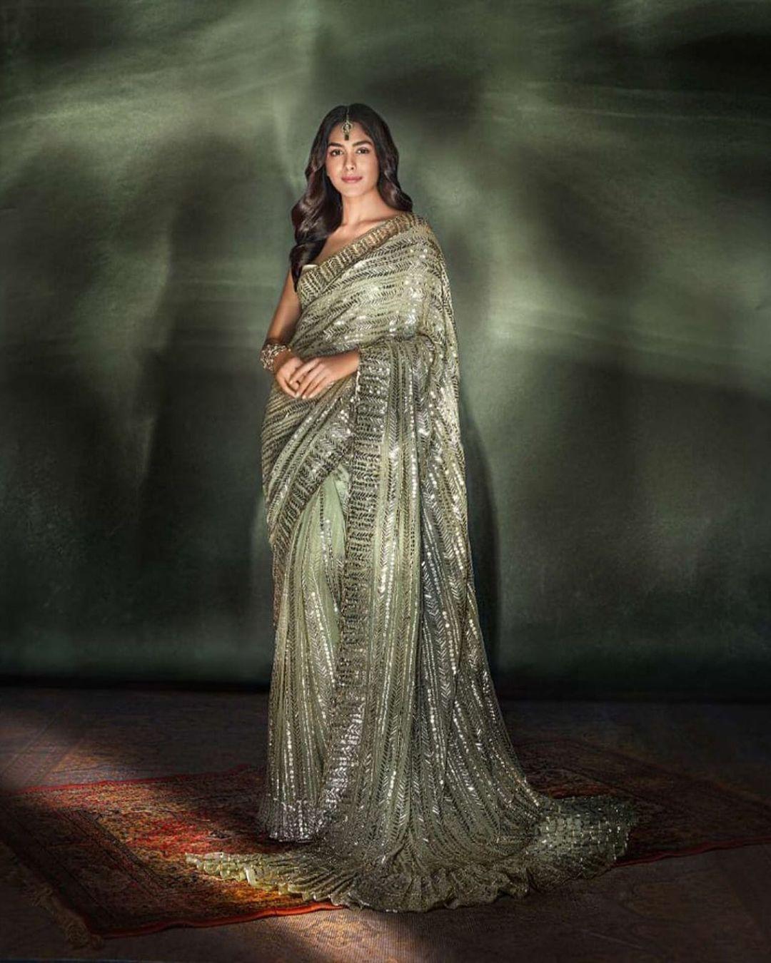 Mrunal Thakur looks gorgeous in this outift that screams iconic