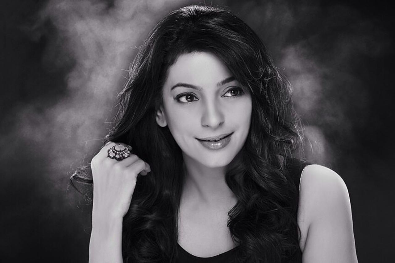 The romantic comedy Phir Bhi Dil Hai Hindustani was the company's first production starring Chawla and Khan
