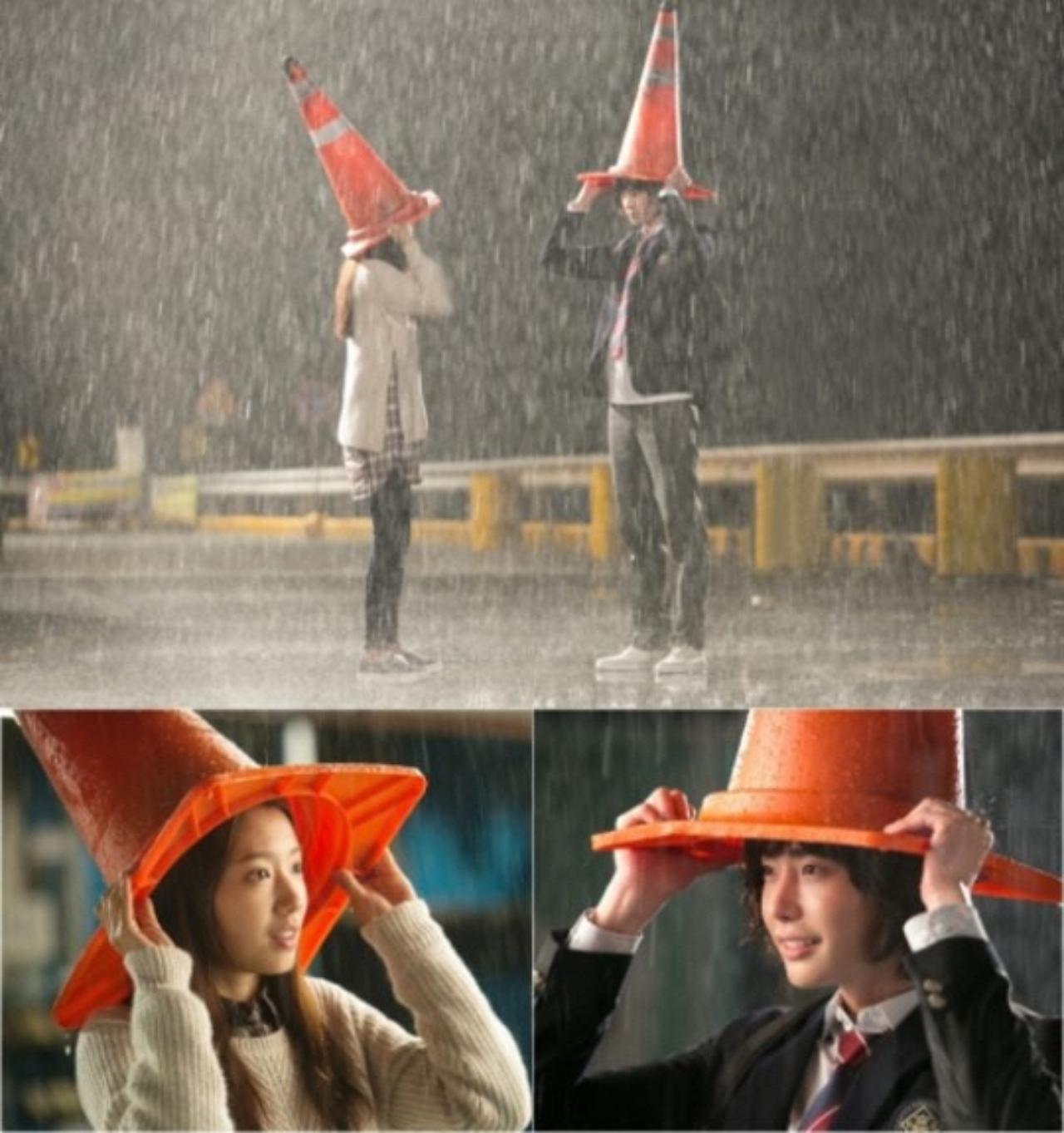 Pinocchio
Choi Dal Po’s (Lee Jong Suk) quiet and sincere rainy-day confession to Choi In Ha (Park Shin Hye) is so romantic - and how cute do they look with those traffic cones on their head?