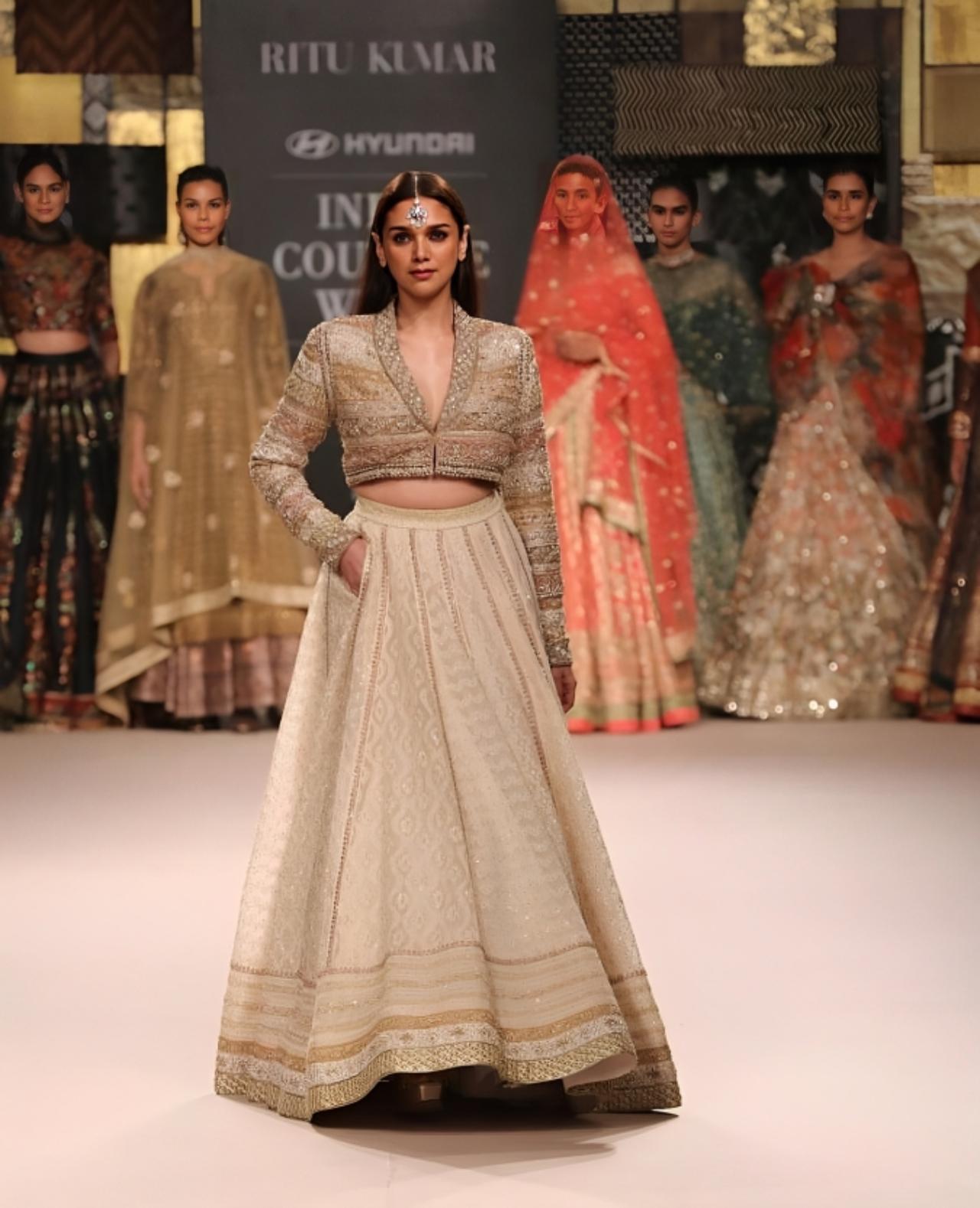 Actress Aditi Rao Hydari was the highlight of this show, stunning in an ivory Gazal jacket featuring gold zardozi work and traditional Kashmiri designs, complemented by an embroidered lehenga