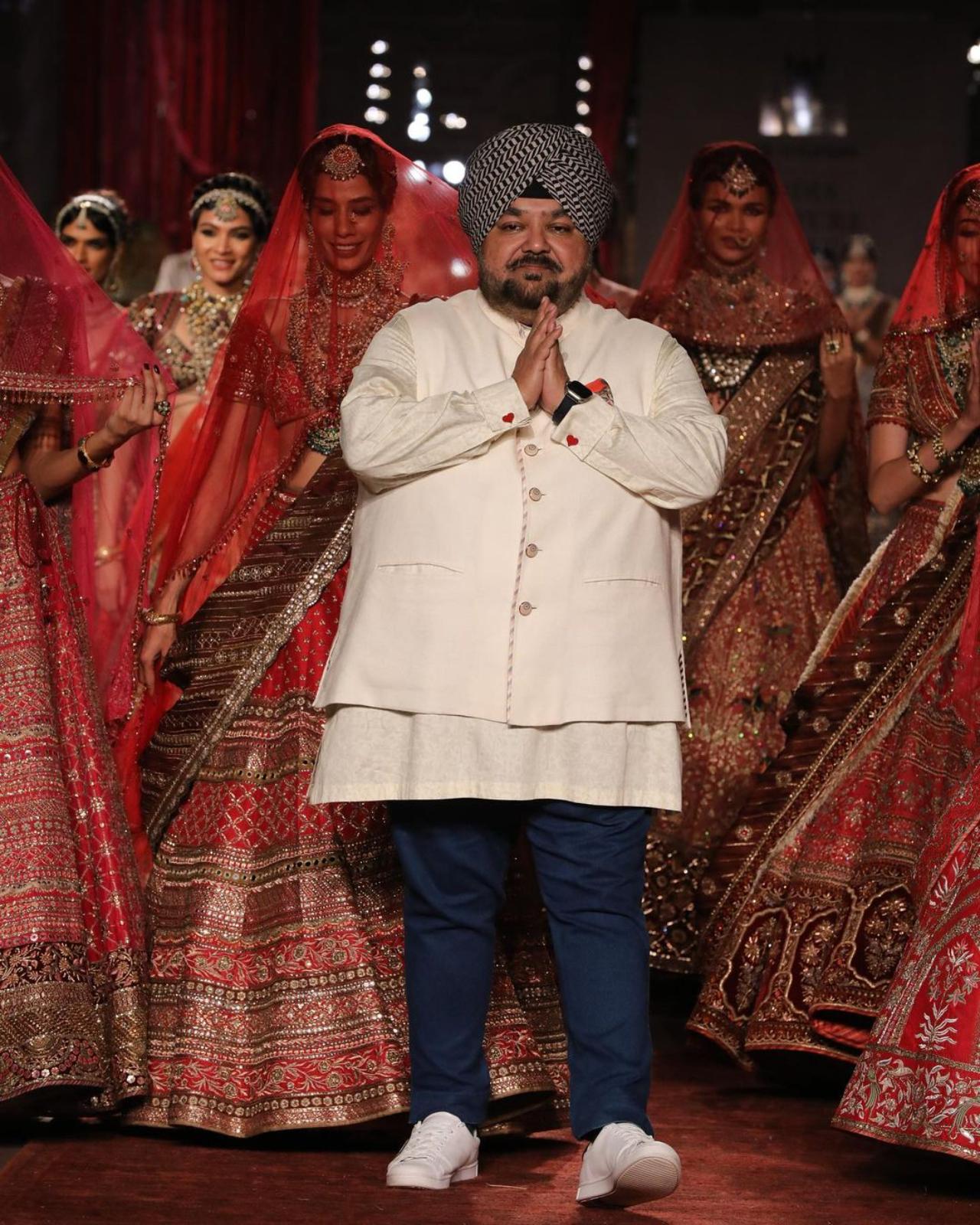 Couturier JJ Valaya presented his collection ‘Baroda.’ The collection exuded royalty energy - it drew inspiration from Kutch and Mughal motifs. It also sought inspiration from the pattersn of Portuguese Azulejos tiles